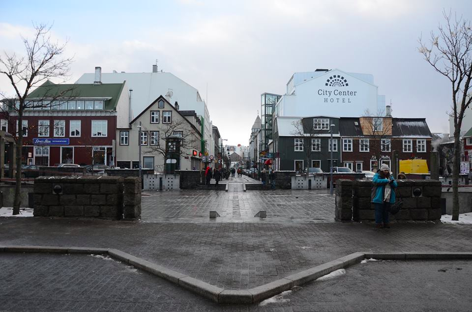 Around 60% of all Icelanders live in Reykjavik which means less car travel and more communal buildings. 92% of all Icelanders live within a 5 minute walk of an urban green space.