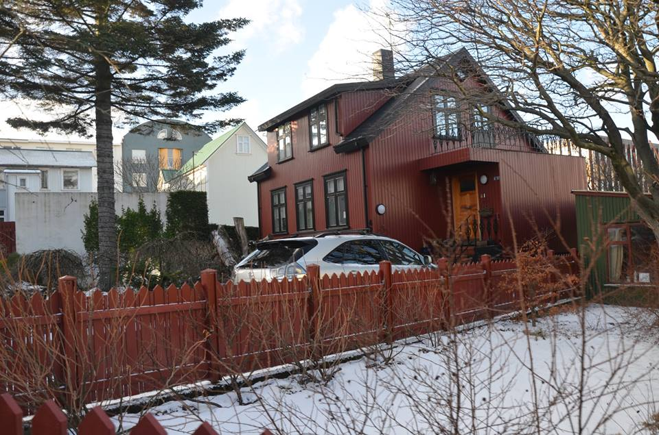 89-92% of all homes in Iceland are heated with geothermal energy. Only 1% of heating is with oil and around 10% is electric heating. Most of this electricity consumed is used at the geothermal plants to prep water for district-heating systems. 
